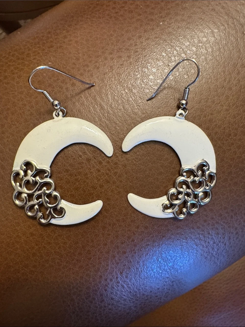 VTG JJ  white enamel crescent moon dangle earrings w/silver tone filigree design